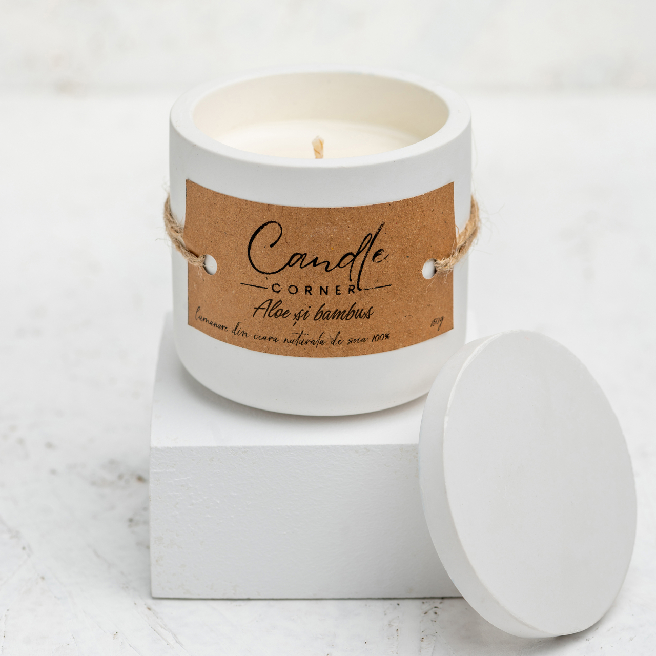 Lumanare parfumata handmade din ceara naturala de soia 100%, aroma Aloe si bambus, Recipient ceramic alb, 150 g [3]