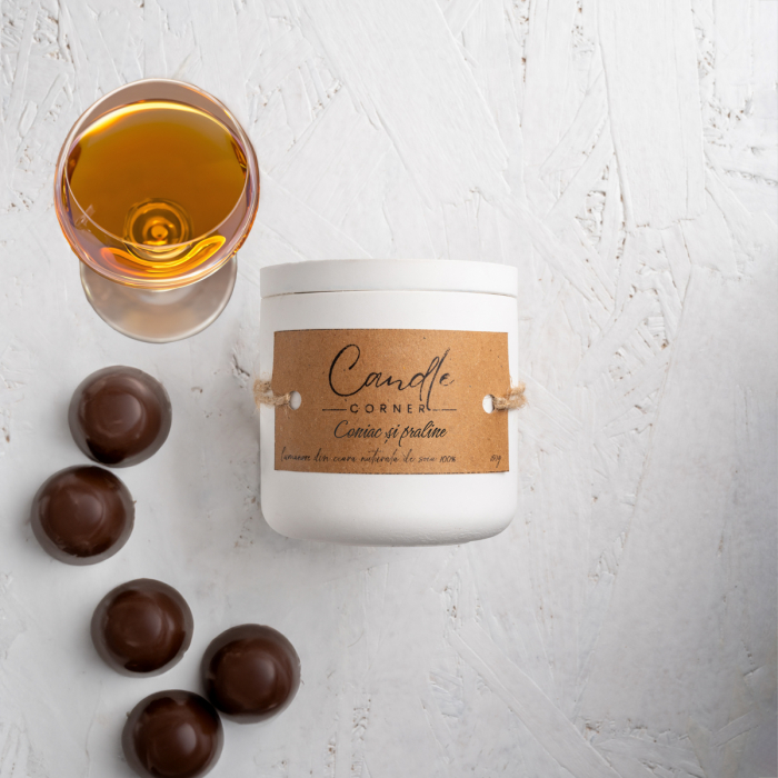 Lumanare handmade din ceara naturala de soia 100%, aroma Coniac si praline, Recipient ceramic alb, 150 g [1]