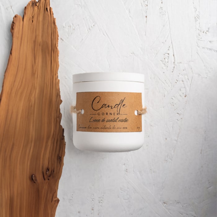 Lumanare handmade din ceara naturala de soia 100%, aroma Lemn de santal exotic, Recipient ceramic alb, 150 g [1]