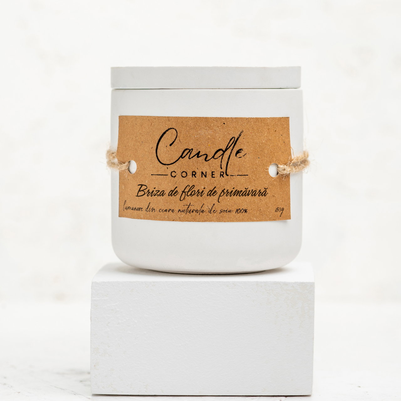 Lumanare parfumata handmade din ceara naturala de soia 100%, aroma Briza de flori de primavara, Recipient ceramic alb, 150 g [4]
