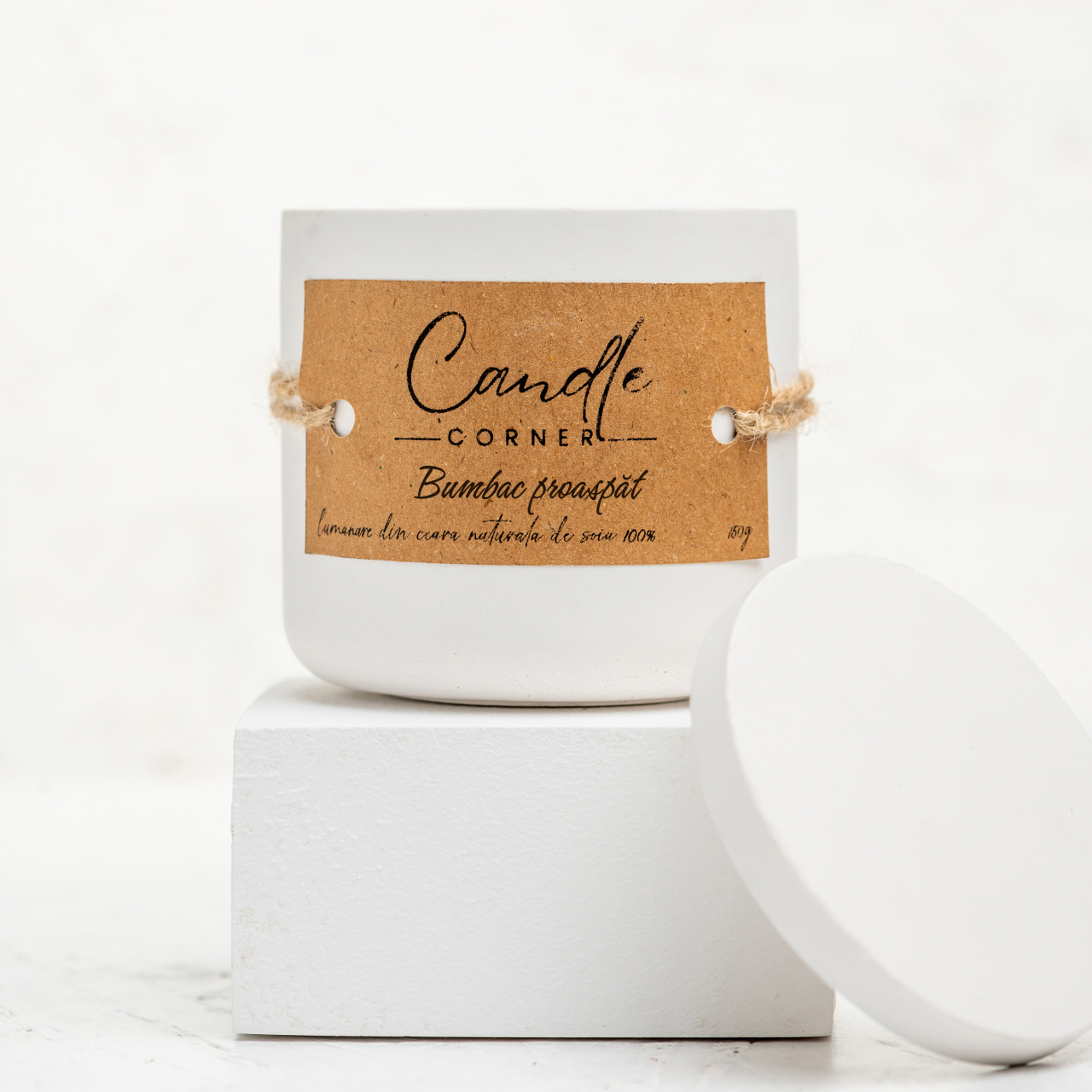 Lumanare parfumata handmade din ceara naturala de soia 100%, aroma Bumbac proaspat, Recipient ceramic alb, 150 g [4]