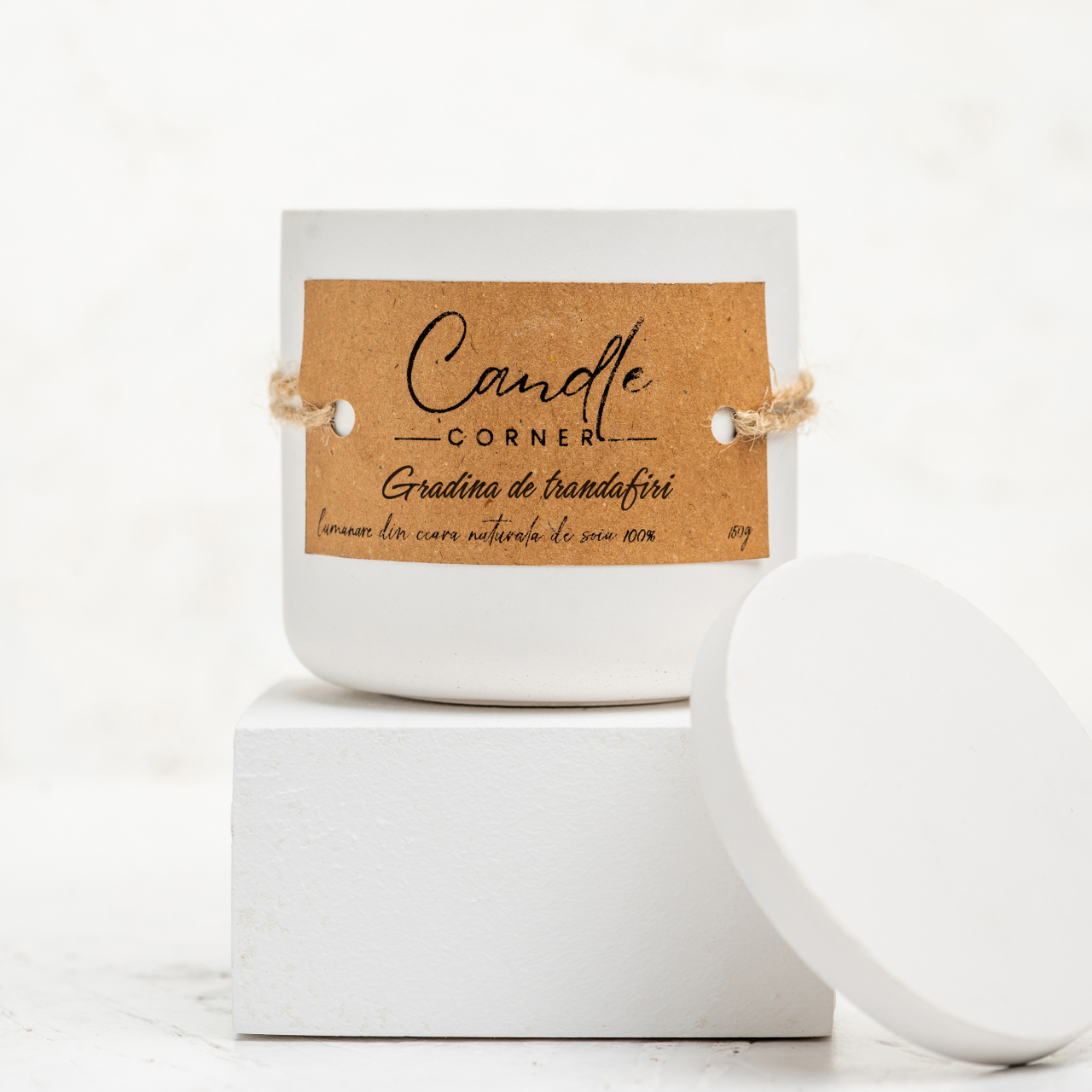 Lumanare parfumata handmade din ceara naturala de soia 100%, aroma Gradina de Trandafiri, Recipient ceramic, 150 g [4]