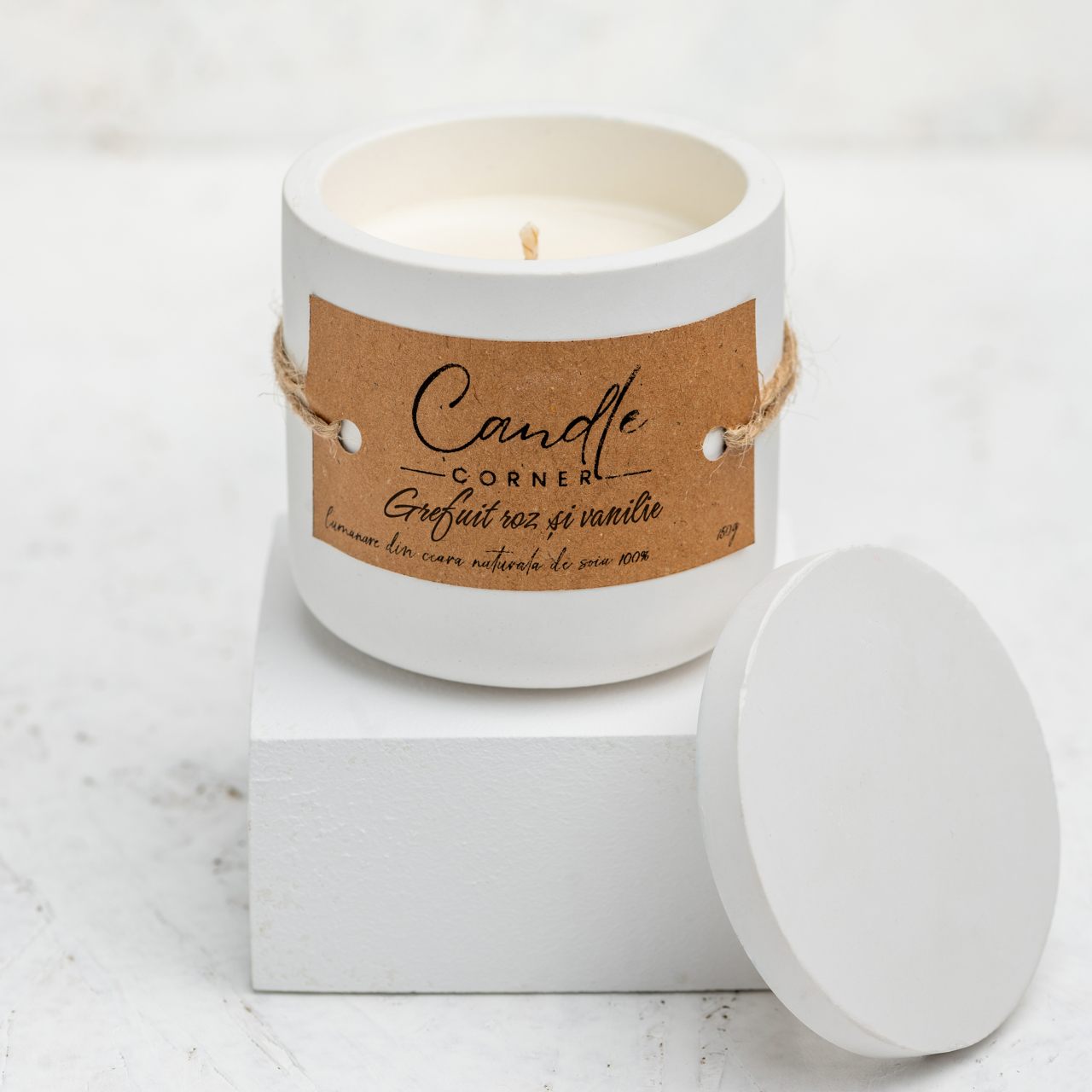 Lumanare parfumata handmade din ceara naturala de soia 100%, aroma Grefuit roz si Vanilie, Recipient ceramic, 150 g [2]