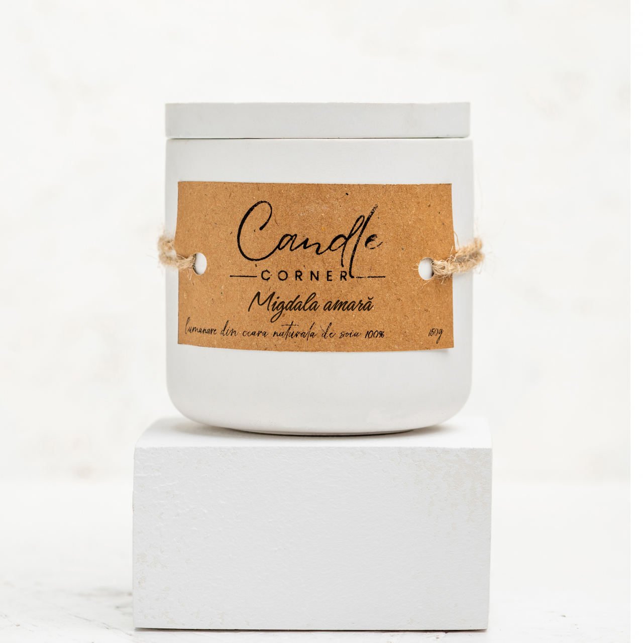 Lumanare parfumata handmade din ceara naturala de soia 100%, aroma Migdala amara, Recipient ceramic alb, 150 g [4]