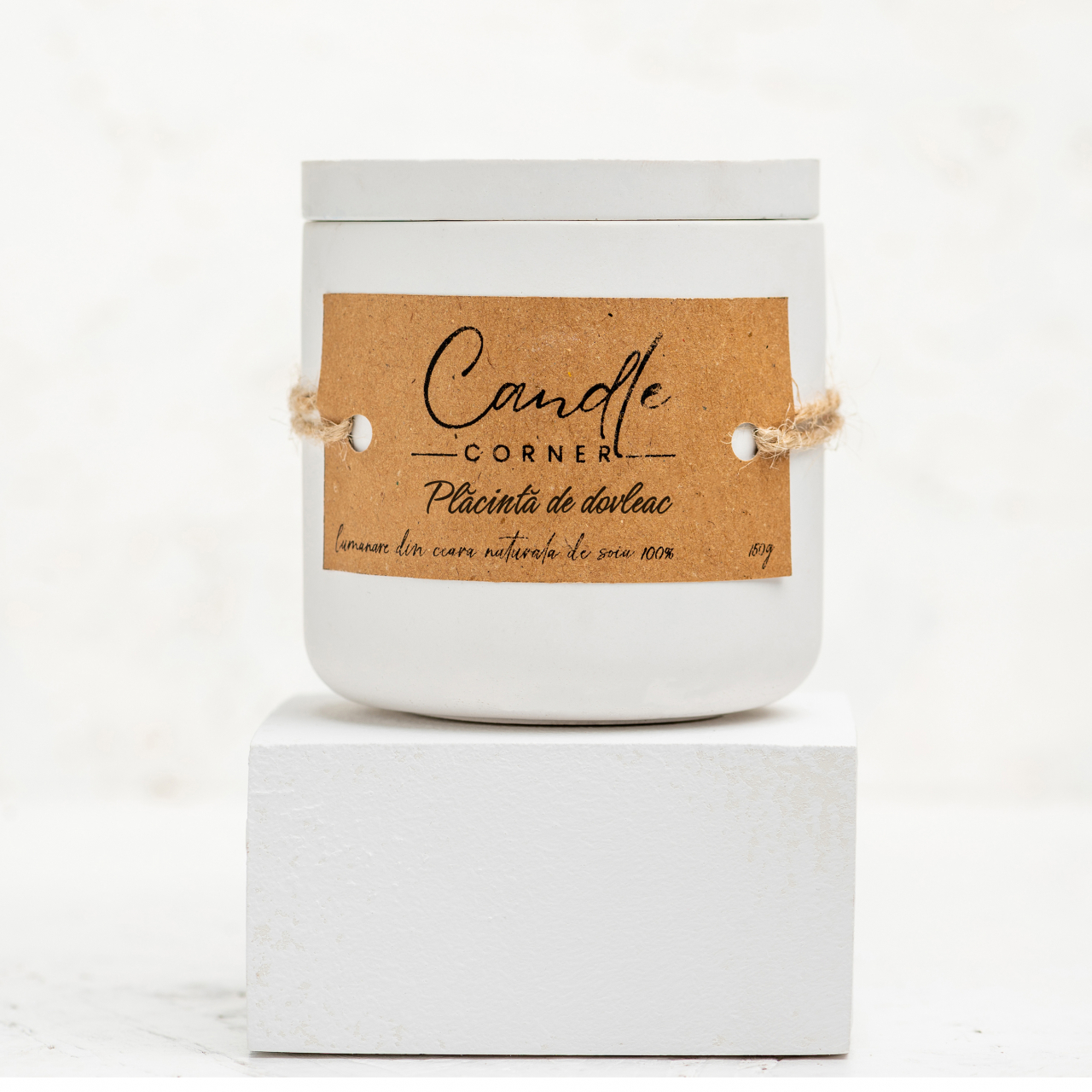 Lumanare parfumata handmade din ceara naturala de soia 100%, aroma de Placinta de dovleac, Recipient ceramic alb, 150 g [3]