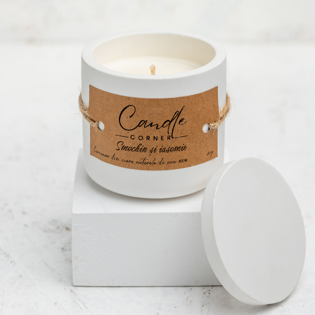 Lumanare parfumata handmade din ceara naturala de soia 100%, aroma de Smochin si iasomie, Recipient ceramic alb, 150 g [3]