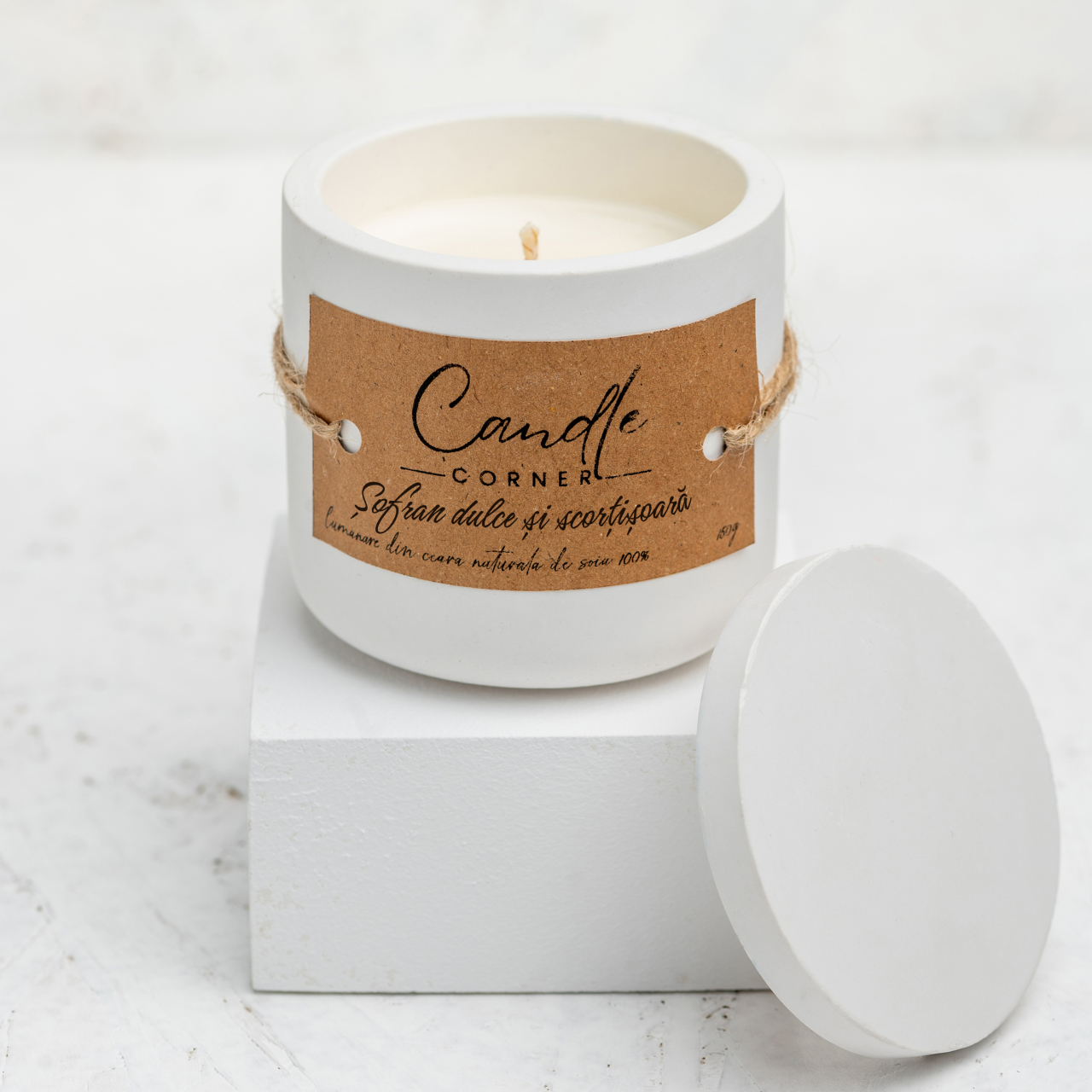 Lumanare parfumata handmade din ceara naturala de soia 100%, aroma de Sofran dulce si scortisoasa, Recipient ceramic alb, 150 g [3]