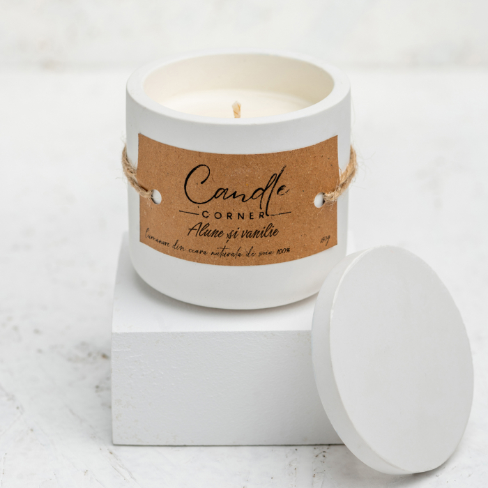 Lumanare parfumata handmade din ceara naturala de soia 100%, aroma Alune si vanilie, Recipient ceramic, 150 g [6]