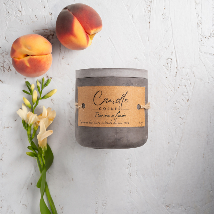 Lumanare parfumata handmade din ceara naturala de soia 100%, aroma Piersică albă și frezie, Recipient ceramic, 150 g [1]
