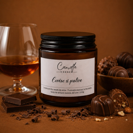 Dulci și balsamice - Lumânare parfumată Coniac și Praline din soia în sticlă ambră – Candle Corner