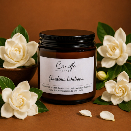 Lumânări parfumate 100g din ceară naturală de soia, în sticlă ambră - Lumânare parfumată Gardenia Tahitiană din soia în sticlă ambră – Candle Corner