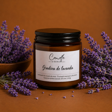 Lumânări parfumate 100g din ceară naturală de soia, în sticlă ambră - lumanare gradina de lavanda ceara soia sticla ambra