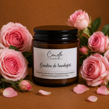 Lumânări parfumate 100g din ceară naturală de soia, în sticlă ambră - lumanare gradina de trandafiri ceara soia sticla ambra
