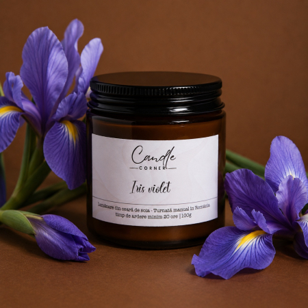 Lumânări parfumate 100g din ceară naturală de soia, în sticlă ambră - Lumânare parfumată Iris Violet din soia în sticlă ambră – Candle Corner