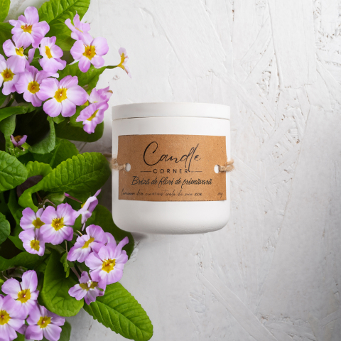 Lumanari cu parfumuri de primavara - Lumanare parfumata handmade din ceara naturala de soia 100%, aroma Briza de flori de primavara, Recipient ceramic alb, 150 g
