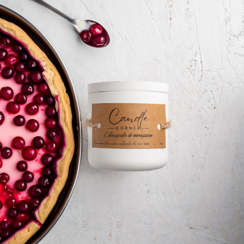 Lumanari parfumate dulce si balsamic - Lumanare parfumata handmade din ceara naturala de soia 100%, aroma de Cheesecake de merisoare, Recipient ceramic alb, 150 g