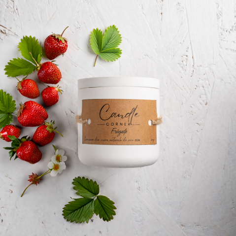 Lumanari parfumate handmade - Lumanare parfumata handmade din ceara naturala de soia 100%, aroma Fragute, Recipient ceramic, 150 g