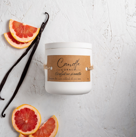 Colectia Toamna/Iarna - Lumanare parfumata handmade din ceara naturala de soia 100%, aroma Grefuit roz si Vanilie, Recipient ceramic, 150 g