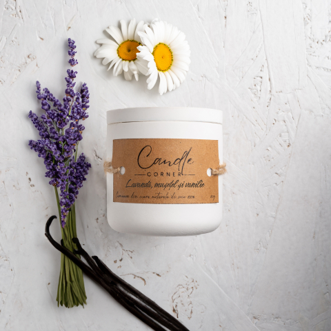 Lumanari parfumate arome de vanilie - Lumanare handmade din ceara naturala de soia 100%, Lavanda, musetel si vanilie, Recipient ceramic alb, 150 g