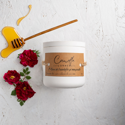 Colectia Toamna/Iarna - Lumanare parfumata handmade din ceara naturala de soia 100%, aroma Miere de trandafir si muscate, Recipient ceramic, 150 g