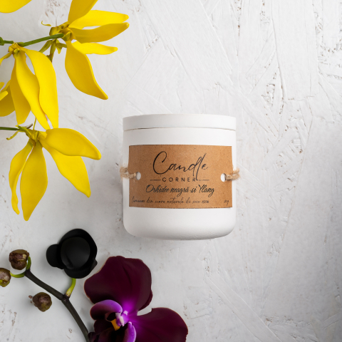 Lumanari cu parfumuri tropicale - Lumanare parfumata handmade din ceara naturala de soia 100%, aroma de Orhidee neagra si Ylang, Recipient ceramic alb, 150 g