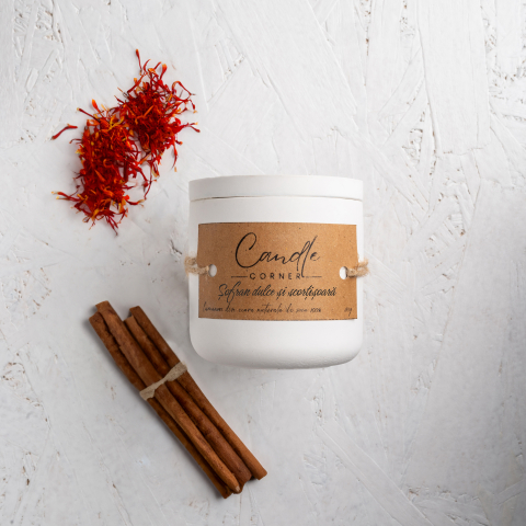 Colectia Toamna/Iarna - Lumanare parfumata handmade din ceara naturala de soia 100%, aroma de Sofran dulce si scortisoasa, Recipient ceramic alb, 150 g
