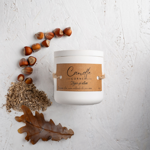 Lumanari parfumate lemnos si rasinos - Lumanare parfumata handmade din ceara naturala de soia 100%, aroma de Stejar si alun, Recipient ceramic alb, 150 g
