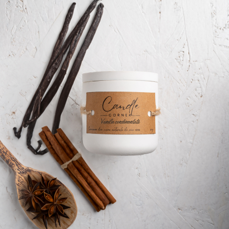 Colectia Toamna/Iarna - Lumanare parfumata handmade din ceara naturala de soia 100%, aroma de Vanilie condimentata, Recipient ceramic alb, 150 g