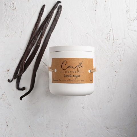 Colectia Toamna/Iarna - Lumanare parfumata handmade din ceara naturala de soia 100%, aroma Vanilie neagra, Recipient ceramic alb, 150 g