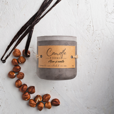 Colectia Toamna/Iarna - Lumanare parfumata handmade din ceara naturala de soia 100%, aroma Alune si vanilie, Recipient ceramic, 150 g