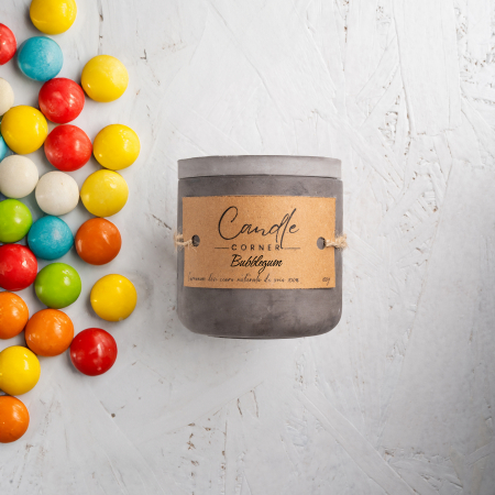 Lumanari parfumate dulce si balsamic - Lumanare parfumata handmade din ceara naturala de soia 100%, aroma de Bubblegum, Recipient ceramic, 150 g - Candle Corner