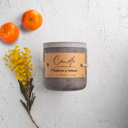 Lumanari parfumate floral si feriga - Lumanare parfumata handmade din ceara naturala de soia 100%, aroma de Mandarine si Mimoza, Recipient ceramic alb, 150 g