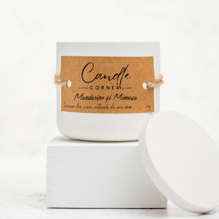 Lumanare parfumata handmade din ceara naturala de soia 100%, aroma de Mandarine si Mimoza, Recipient ceramic alb, 150 g [2]