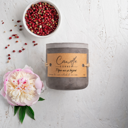Lumanari parfumate floral si feriga - Lumanare parfumata handmade din ceara naturala de soia 100%, aroma de Piper roz si bujori, Recipient ceramic, 150 g