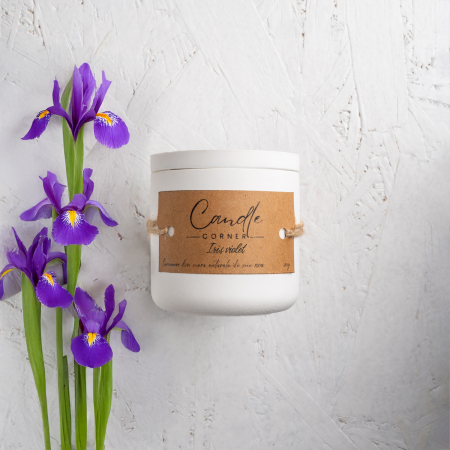 Lumanari parfumate floral si feriga - Lumanare parfumata handmade din ceara naturala de soia 100%, aroma Iris violet, Recipient ceramic, 150 g