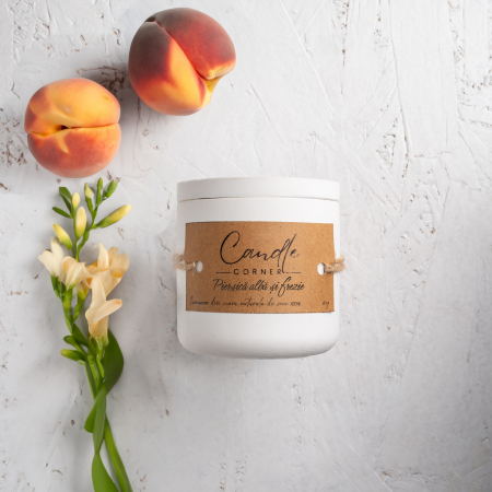 Lumanari parfumate fructe si citrice - Lumanare parfumata handmade din ceara naturala de soia 100%, aroma Piersică albă și frezie, Recipient ceramic, 150 g