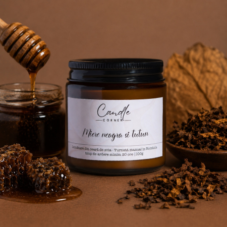 Lumânări parfumate 100g din ceară naturală de soia, în sticlă ambră - Lumânare parfumată Mochaccino din soia în sticlă ambră – Candle Corner