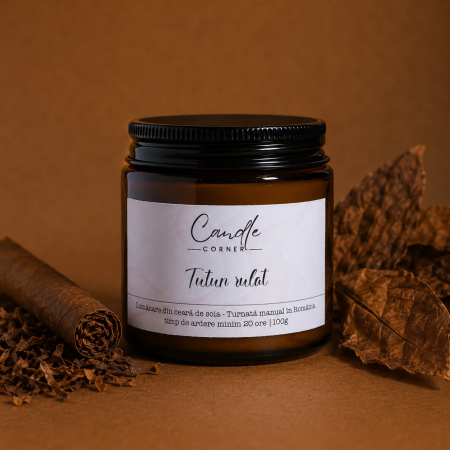 Lumânări parfumate 100g din ceară naturală de soia, în sticlă ambră - Lumânare parfumată Tutun Rulat din soia în sticlă ambră – Candle Corner