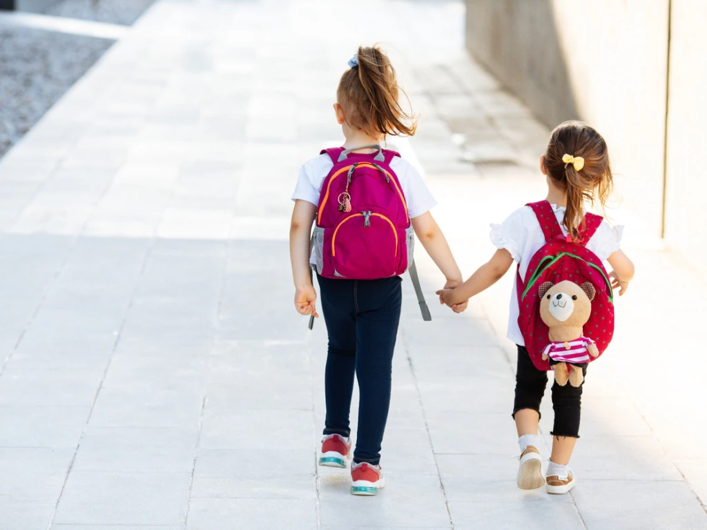 Cum să Îți Pregătești Copilul pentru un An Nou Școlar într-un Mediu Educațional și Sigur