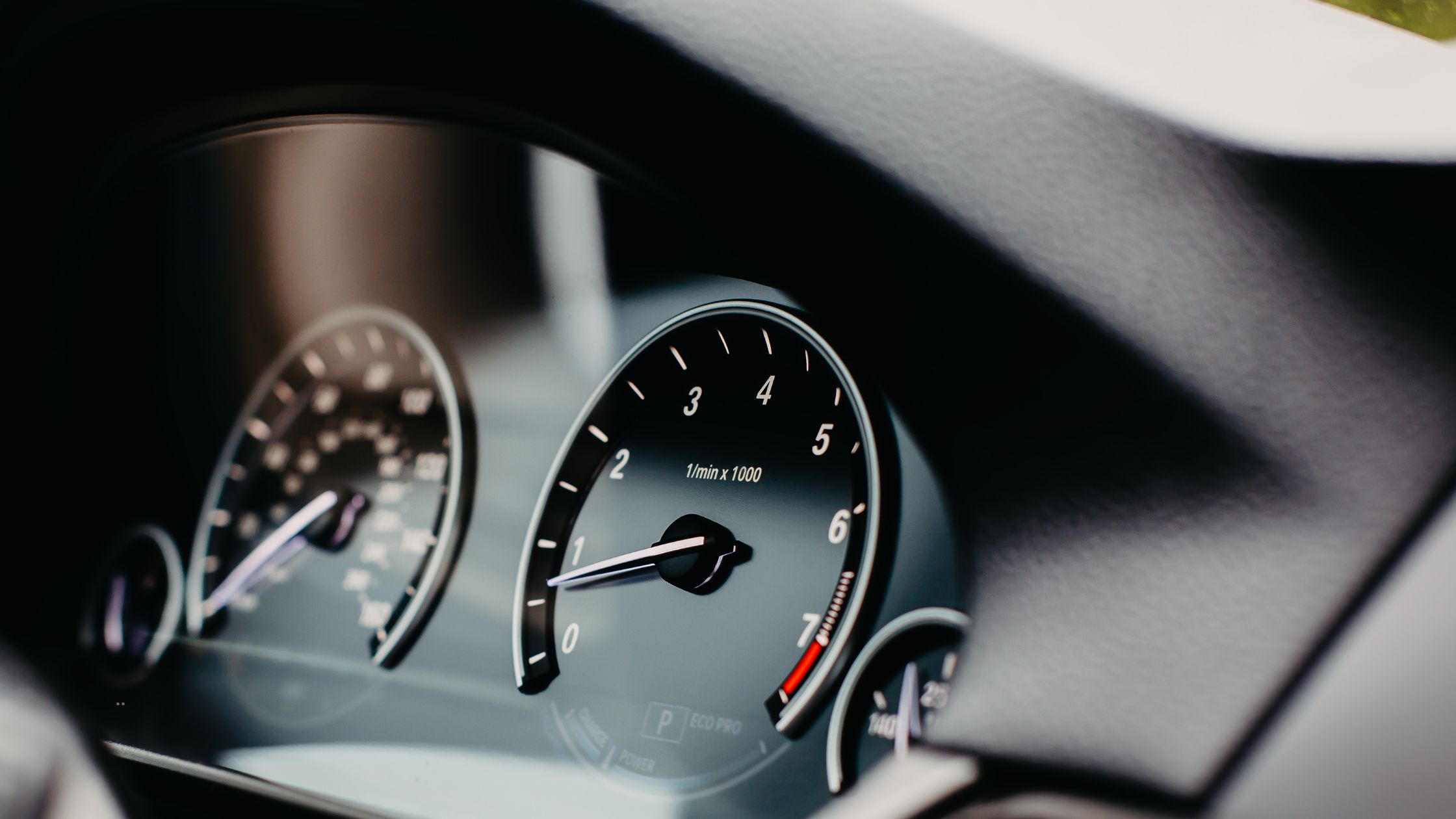 Cum influențează kilometrajul și starea tehnică valoarea unei mașini în evaluările online