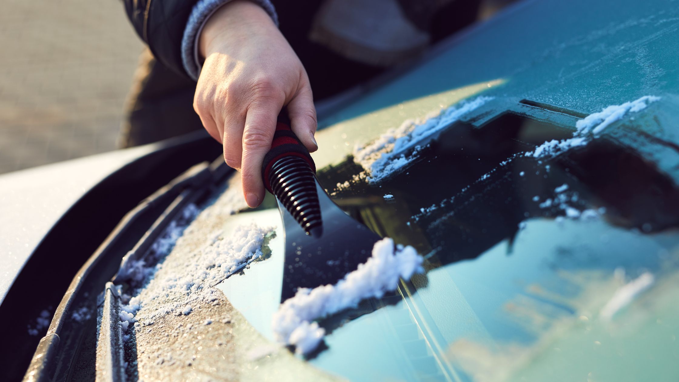 Cum să degivrezi corect parbrizul? Sfaturi eficiente pentru sezonul rece