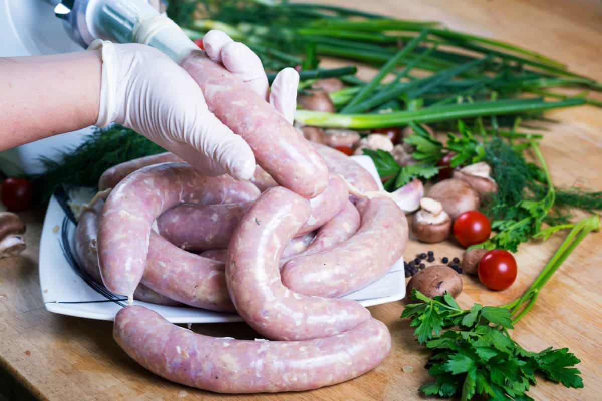 Prepararea si umplerea matelor pentru carnatii de casa si carnatii de porc