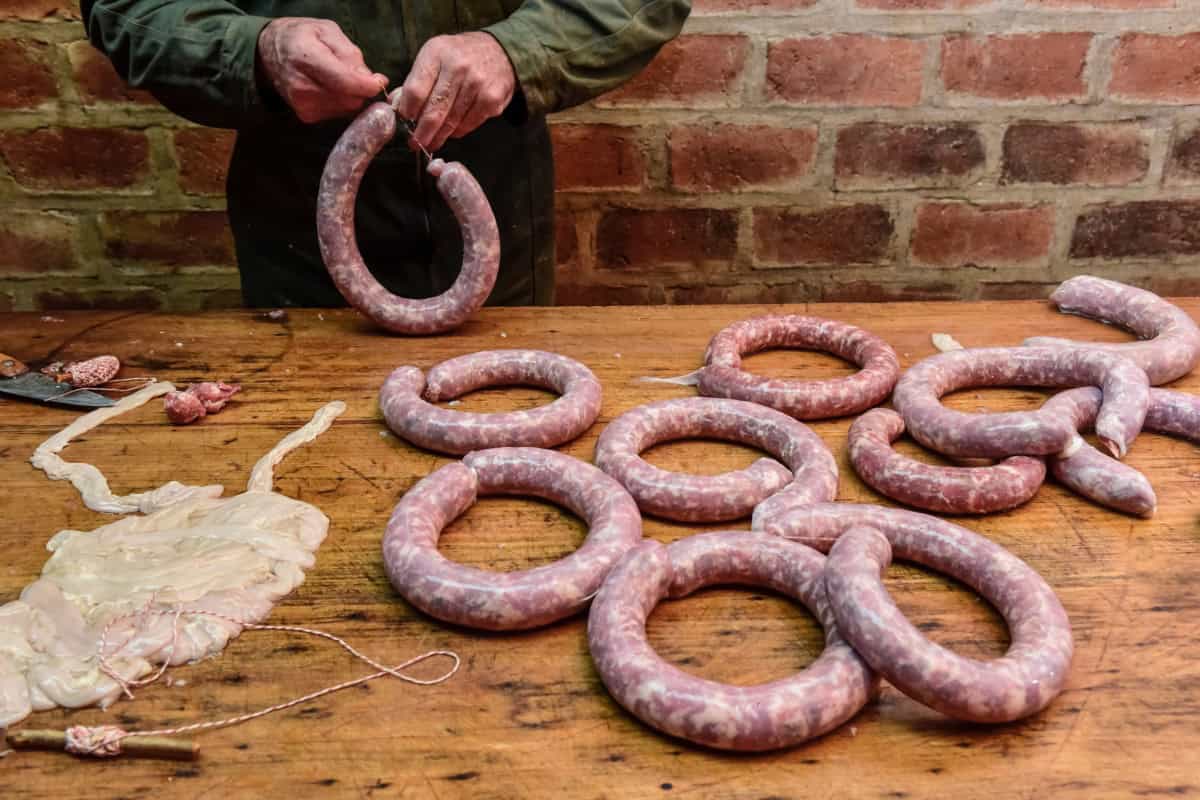 Prepararea si umplerea matelor pentru carnatii de casa si carnatii de porc