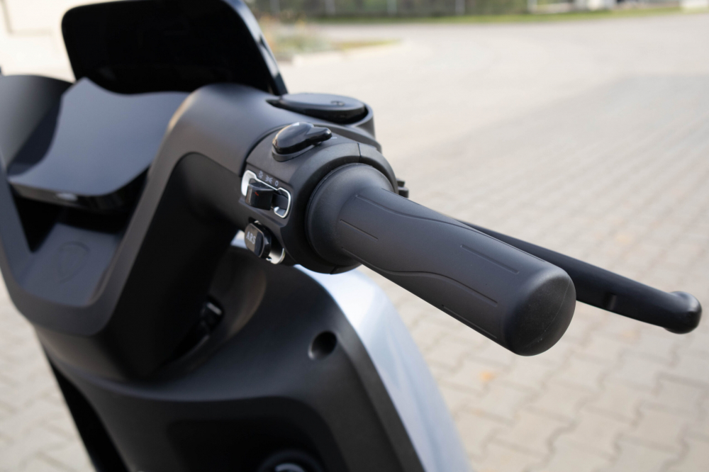 Scuter electric GREE08, 72V, 20Ah,Motor: 1200W, Roți: 3 x 10” - tubeless, Dimensiuni: 1710 x 730 x 1155, Viteză maximă: 25 km/h [8]