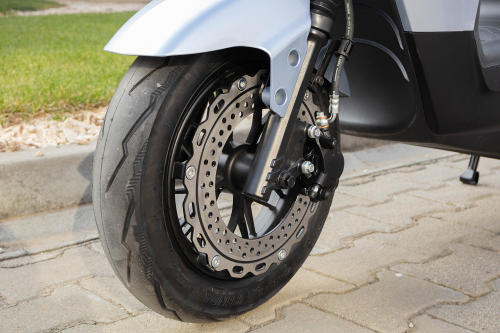 Scuter electric GREE08, 72V, 20Ah,Motor: 1200W, Roți: 3 x 10” - tubeless, Dimensiuni: 1710 x 730 x 1155, Viteză maximă: 25 km/h [3]