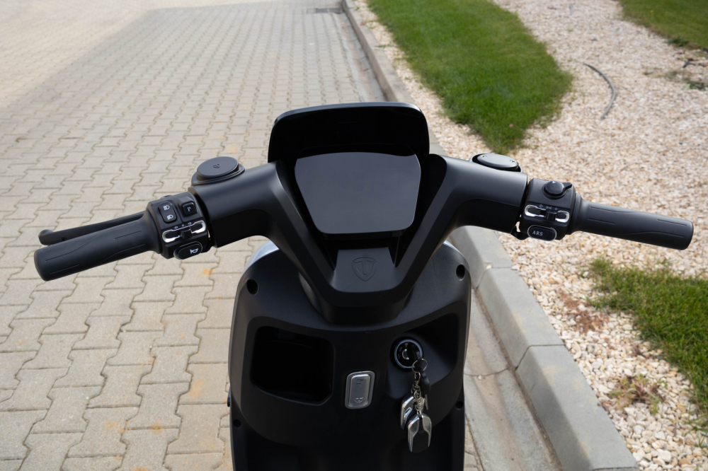 Scuter electric GREE08, 72V, 20Ah,Motor: 1200W, Roți: 3 x 10” - tubeless, Dimensiuni: 1710 x 730 x 1155, Viteză maximă: 25 km/h [6]