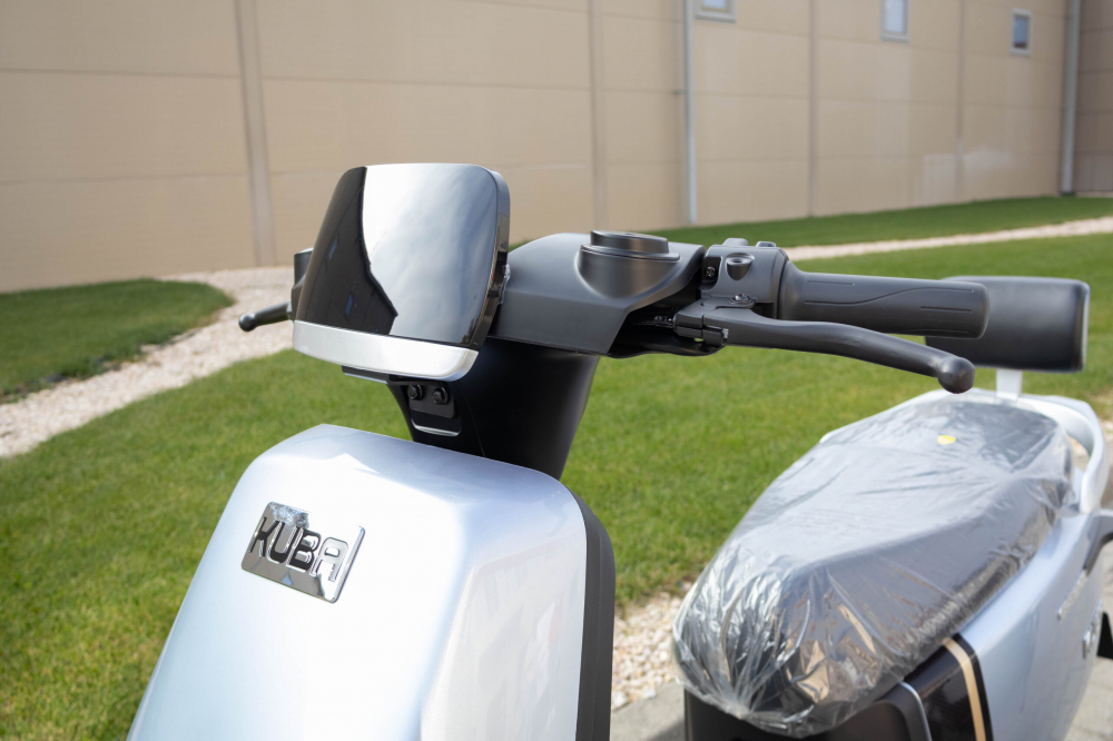 Scuter electric GREE08, 72V, 20Ah,Motor: 1200W, Roți: 3 x 10” - tubeless, Dimensiuni: 1710 x 730 x 1155, Viteză maximă: 25 km/h [5]