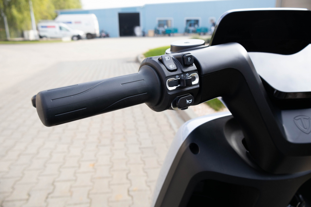 Scuter electric GREE08, 72V, 20Ah,Motor: 1200W, Roți: 3 x 10” - tubeless, Dimensiuni: 1710 x 730 x 1155, Viteză maximă: 25 km/h [7]