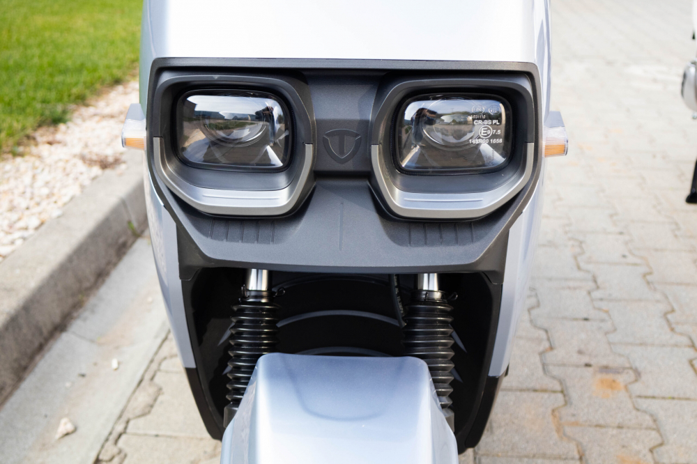Scuter electric GREE08, 72V, 20Ah,Motor: 1200W, Roți: 3 x 10” - tubeless, Dimensiuni: 1710 x 730 x 1155, Viteză maximă: 25 km/h [4]