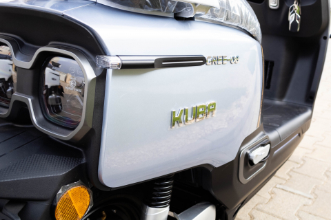 Scuter electric GREE08, 72V, 20Ah,Motor: 1200W, Roți: 3 x 10” - tubeless, Dimensiuni: 1710 x 730 x 1155, Viteză maximă: 25 km/h [9]
